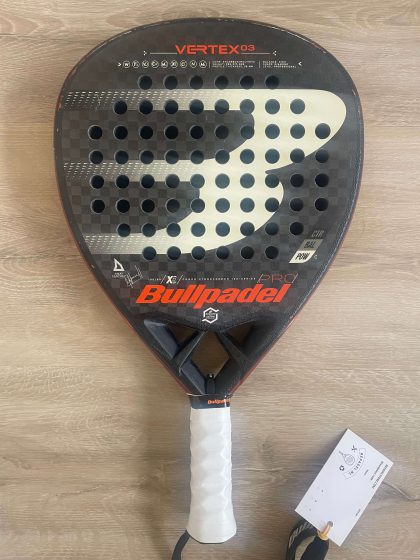 Bullpadel Vertex 03 inclusief hesacore